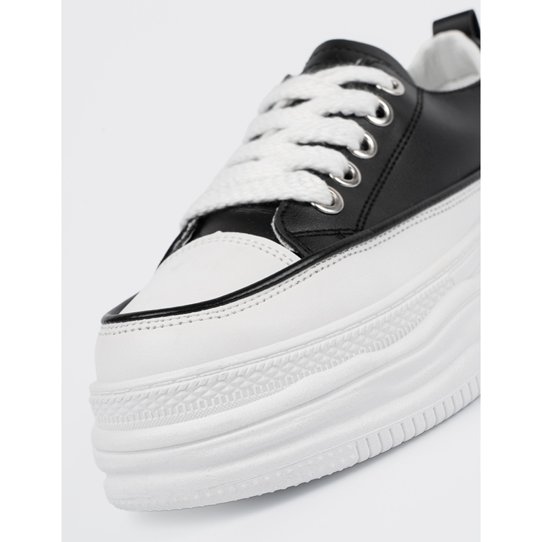 Mustavalkoiset lenkkarit laiturilla 1