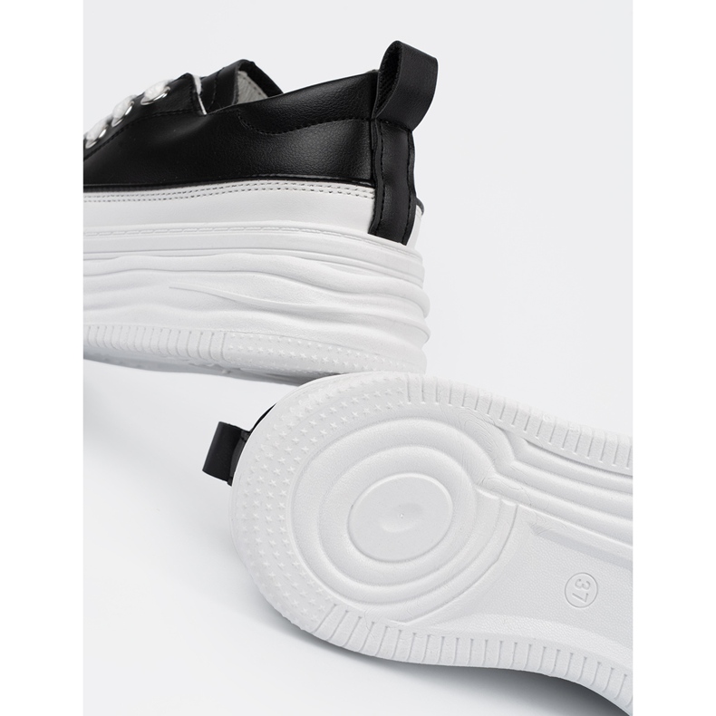 Mustavalkoiset lenkkarit laiturilla 2