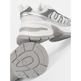 Valkoisten naisten lenkkarit hopea -lisäosilla valkoinen 1