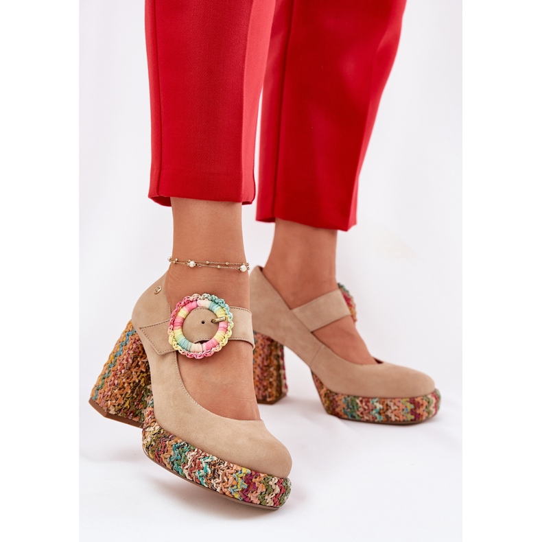 Mokkapumput punoksella postilla ja alustalla Maciejka 06839-04 beige 2