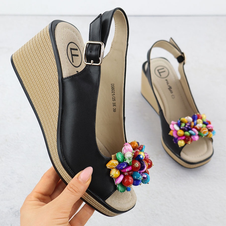 Nahkakiilan sandaalit värikkäillä helmillä musta Filippo DS6021 1