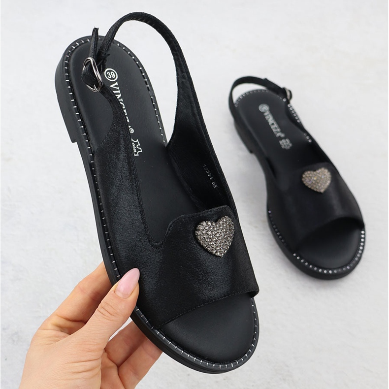 Litteät naisten sandaalit, joissa on sisustus Black Vinceza 17384 musta 1