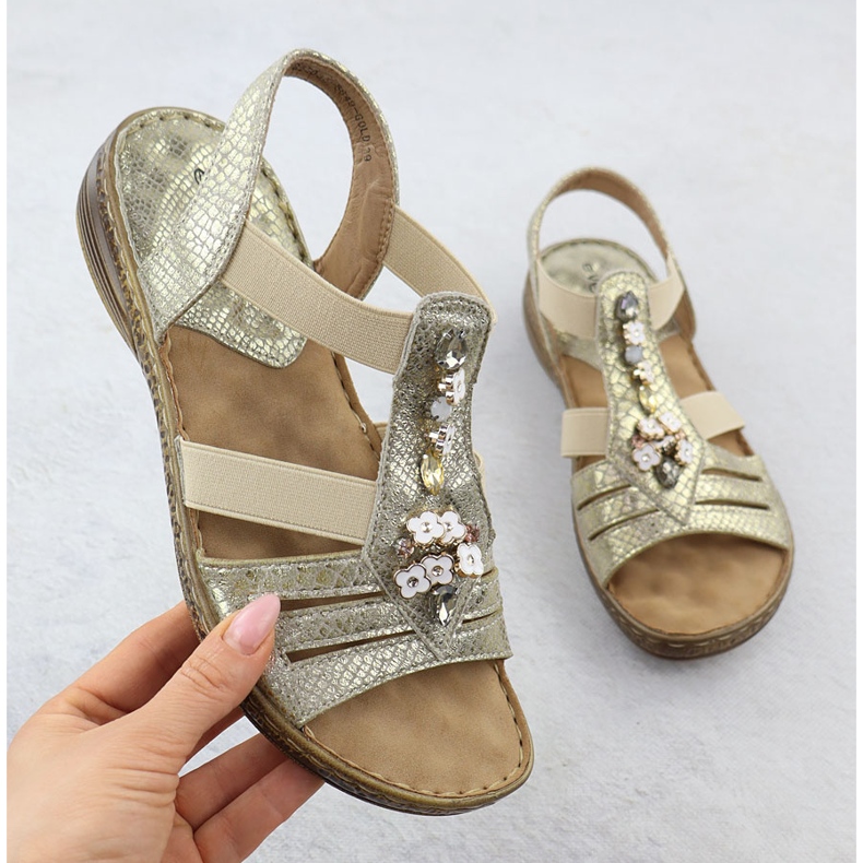 Naisten sandaalit, jotka on lisätty kultaisiin Evento 8849 -poikkeamiin kultainen 1