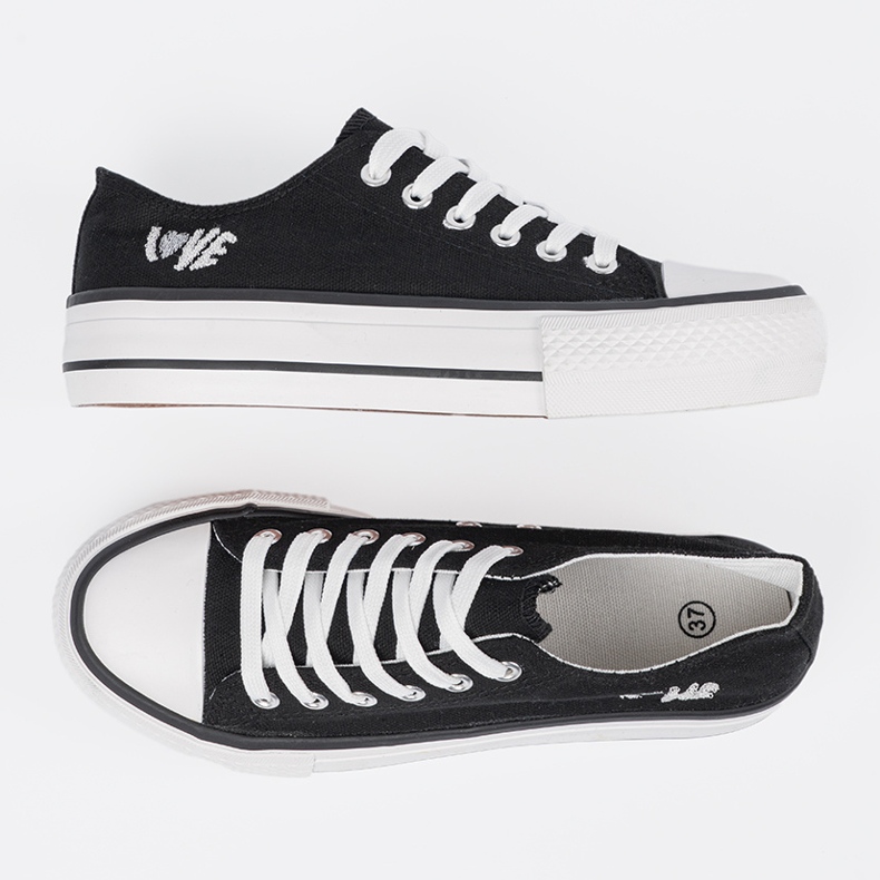 Shelvt Mustat lenkkarit kirjoitusten kanssa 2