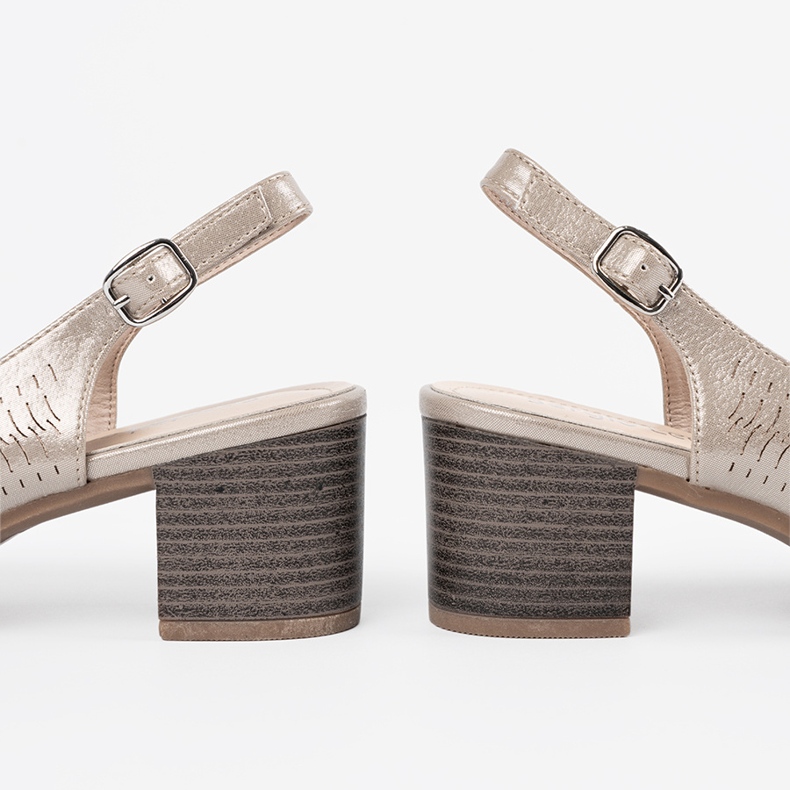 Sergio Leone Matalalla olevat kultaiset sandaalit kultainen 1