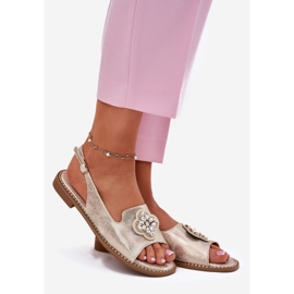 S.Barski Litteäkorkoiset naisten sandaalit koristeellisilla yksityiskohdilla S. Barski KV51-080 PLN kultainen 1