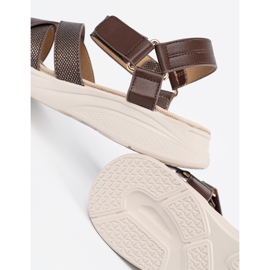 Sergio Leone Ruskeat sandaalit valkoisella alustalla 1