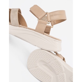 Sergio Leone Kevyt beige -sandaalit valkoisella alustalla 1