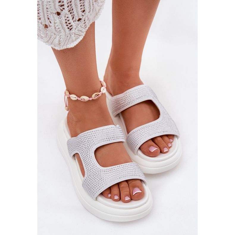 Inna Sisustetut naisten flopsit valkoisella alustalla valkoinen 1