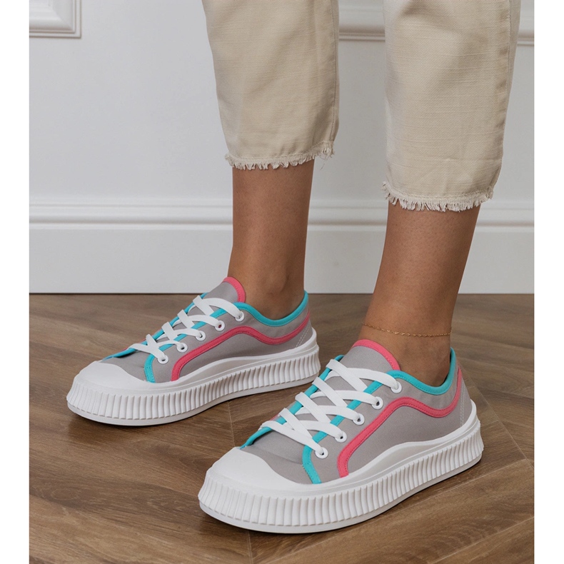 Harmaat naisten lenkkarit laiturilla 1