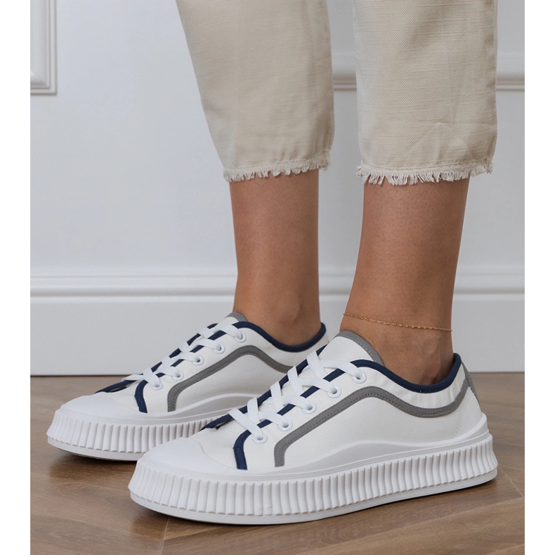 Naisten valkoiset tennarit alustalla valkoinen 2