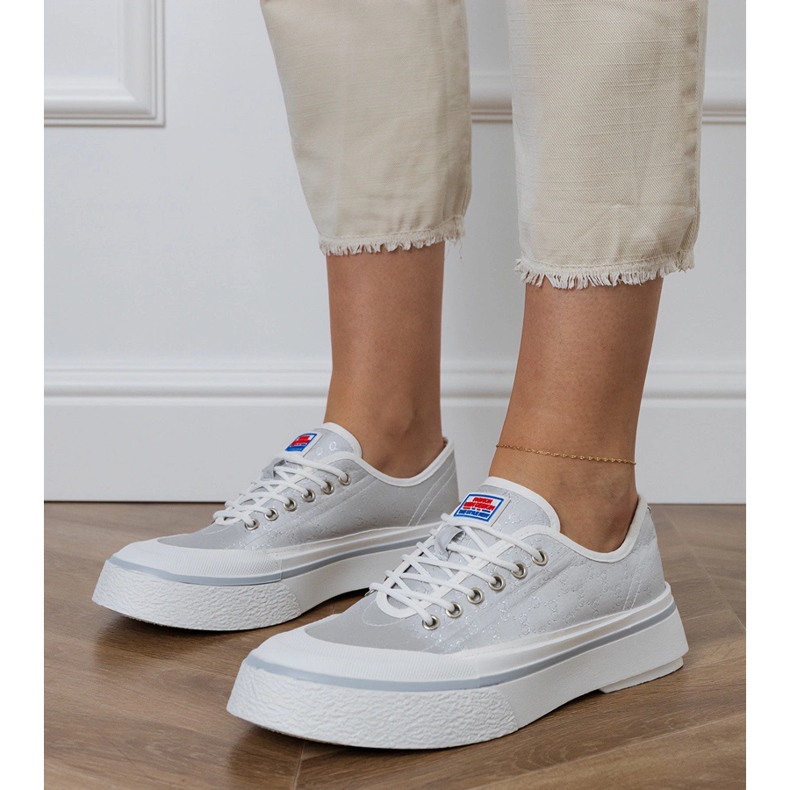 Harmaat naisten lenkkarit laiturilla 1