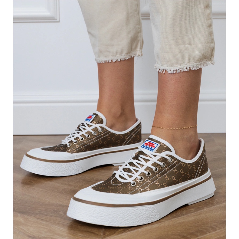 Ruskeat naisten lenkkarit laiturilla 1