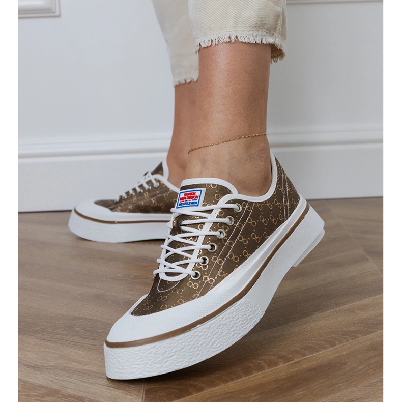 Ruskeat naisten lenkkarit laiturilla 2