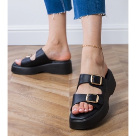 Mustat flip flopsit puristimilla raidoilla 1