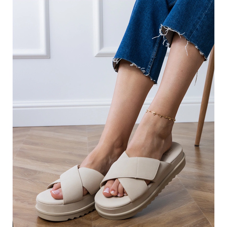 Beige -läpän raidat laiturilla 2