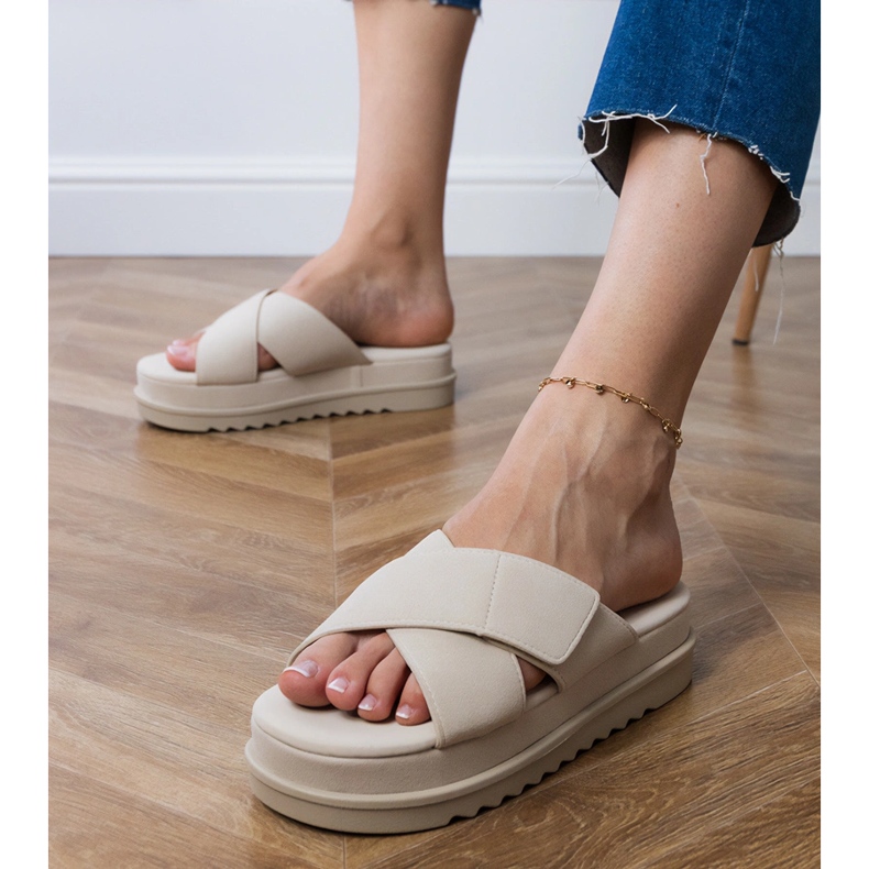 Beige -läpän raidat laiturilla 1