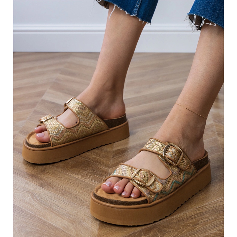 Kultainen flip flops raidoilla 1