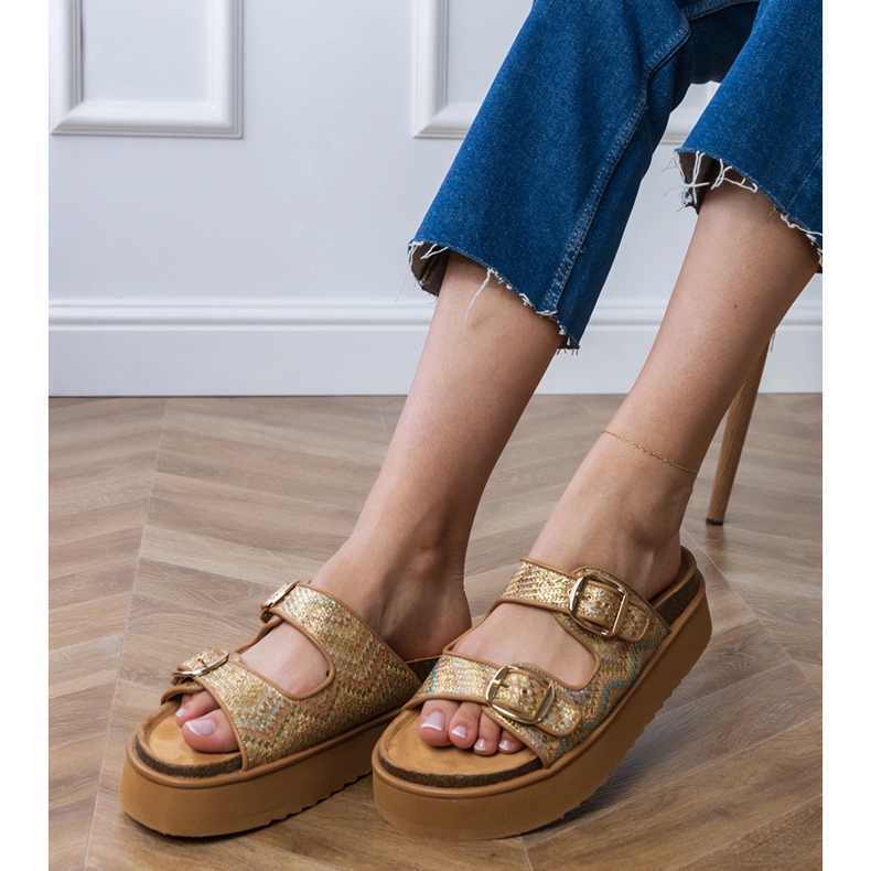 Kultainen flip flops raidoilla 2