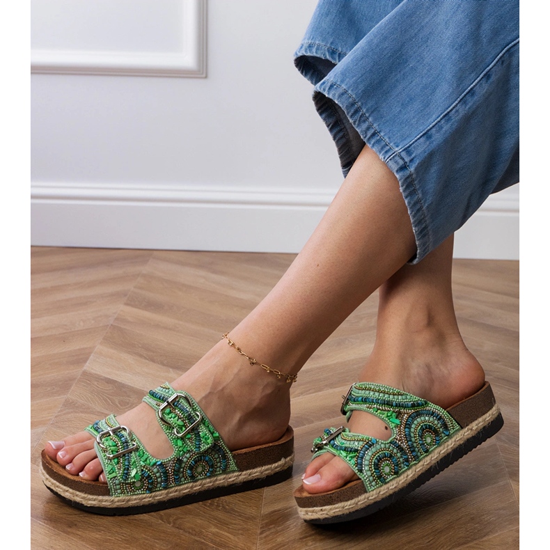 Vihreät etniset flip flopsit puristimilla raidoilla 2