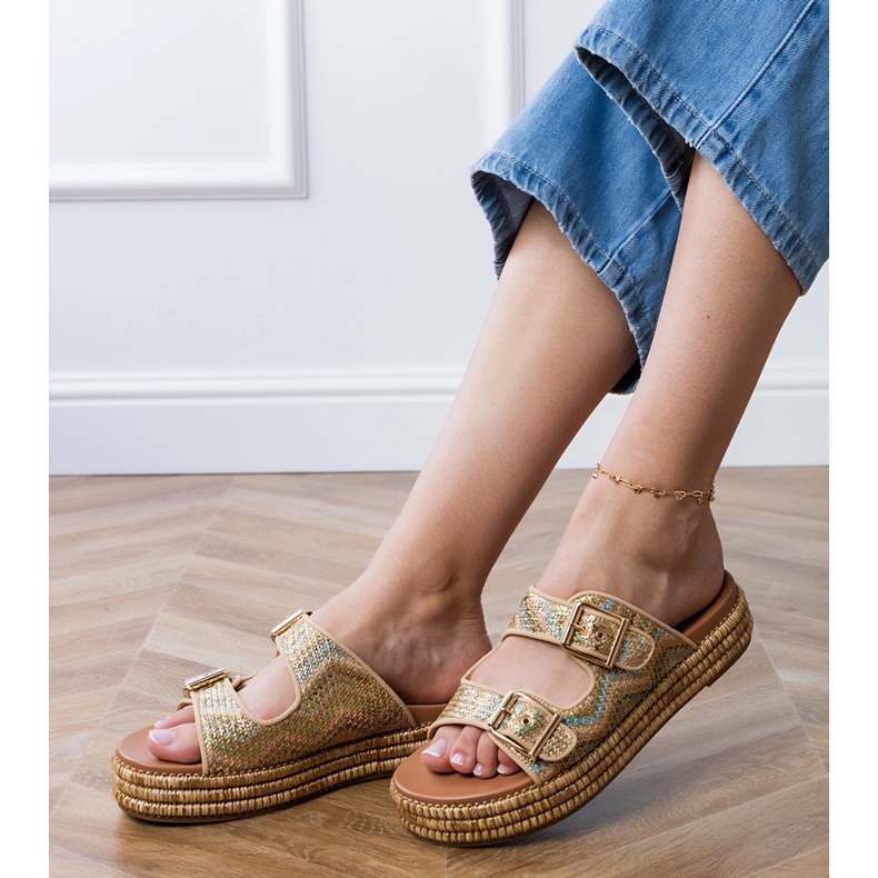 Kultainen flip flops raidoilla 2