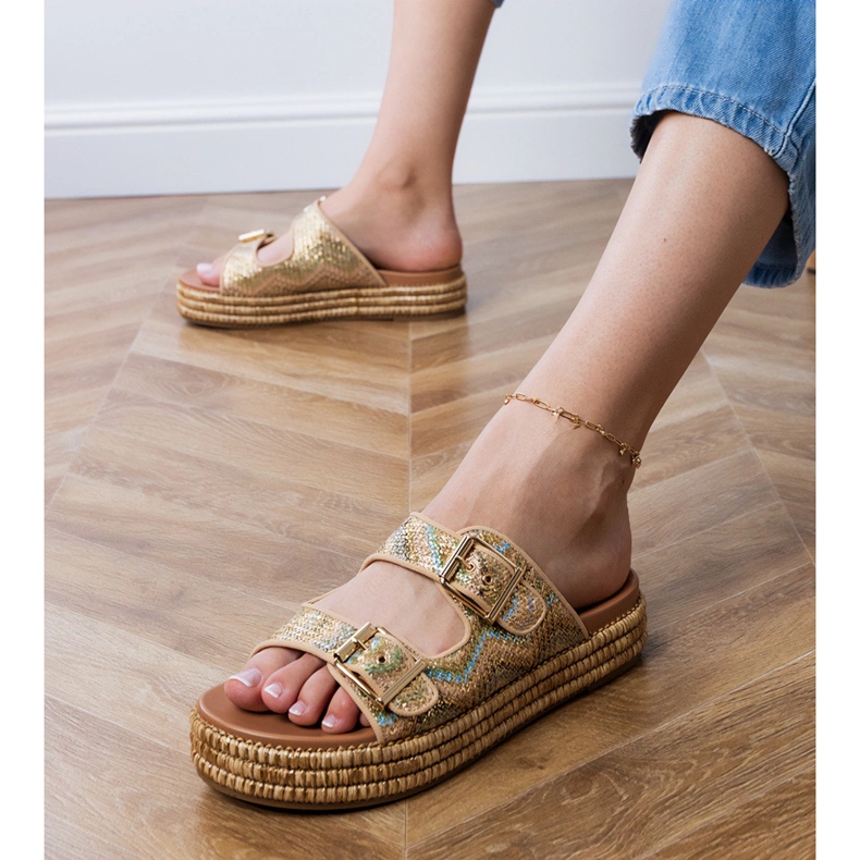 Kultainen flip flops raidoilla 1