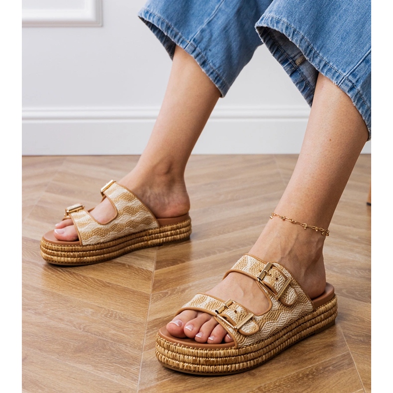 Beige -läpät puristimilla raidoilla 1