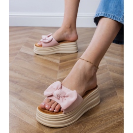 Vaaleanpunaiset tossut alustalla rusetilla vaaleanpunainen 2