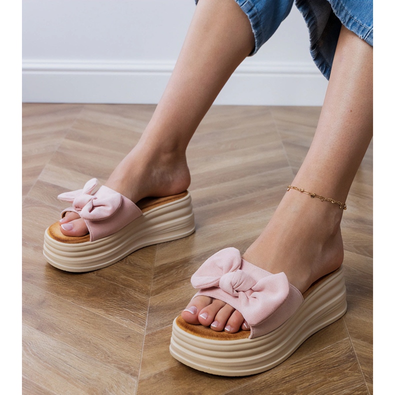 Vaaleanpunaiset tossut alustalla rusetilla vaaleanpunainen 1