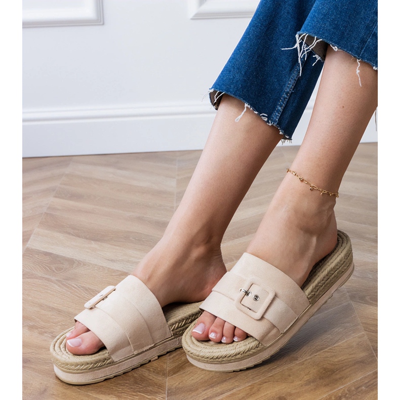 Beige -läpät laiturilla koristeellisella solkilla 2