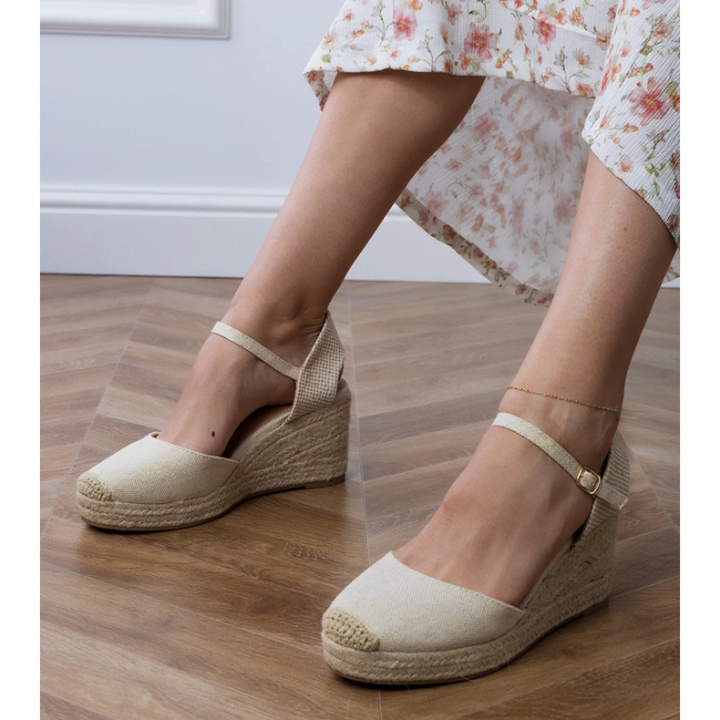 Beige -sandaalit espadrilles kiilalla 1