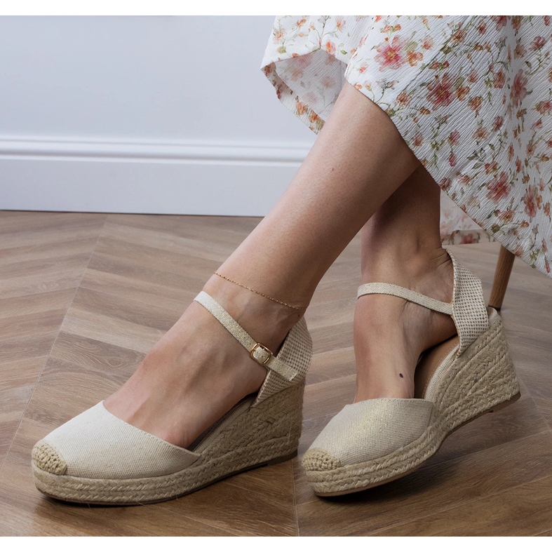 Beige -sandaalit espadrilles kiilalla 2