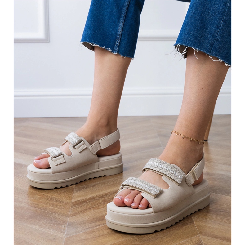 Beige -sandaalit, joissa on brodeeratut raidat laiturilla 1