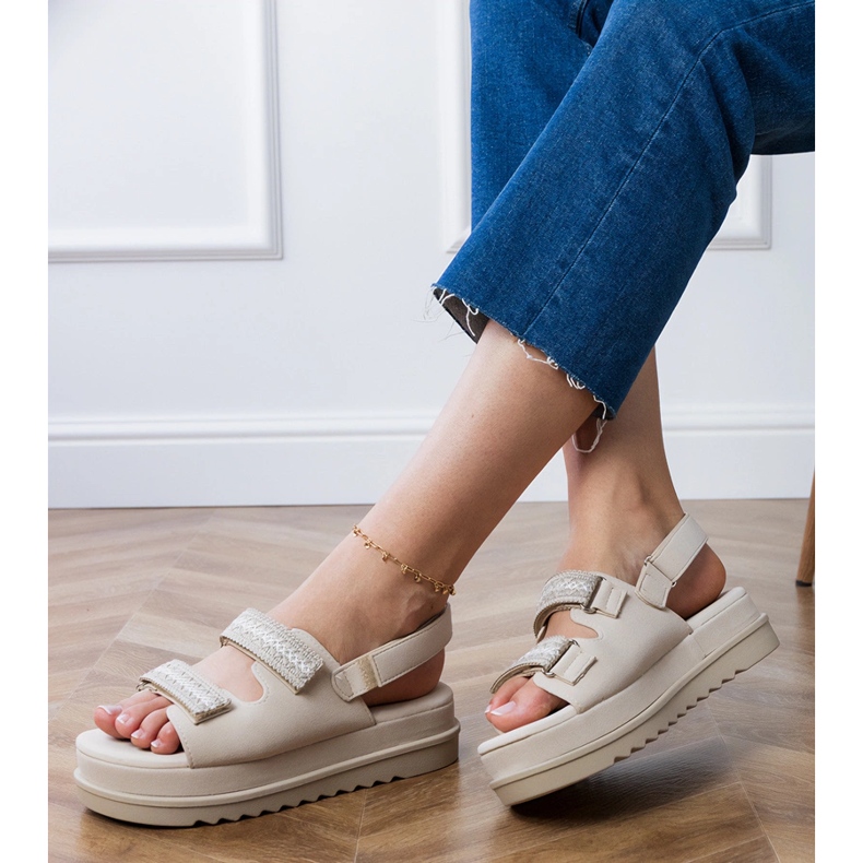 Beige -sandaalit, joissa on brodeeratut raidat laiturilla 2