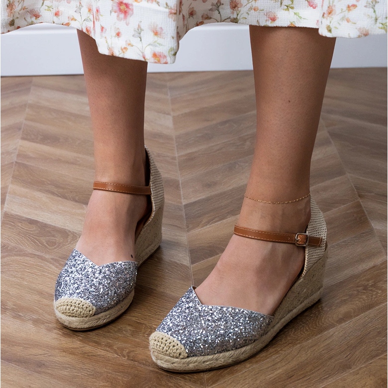 Hopea -brokaatin sandaalit kiilalla 2