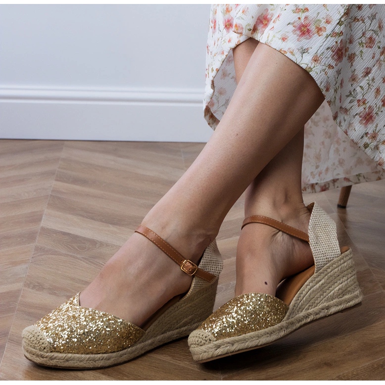 Kultaiset brokaatin sandaalit kiilassa kultainen 1