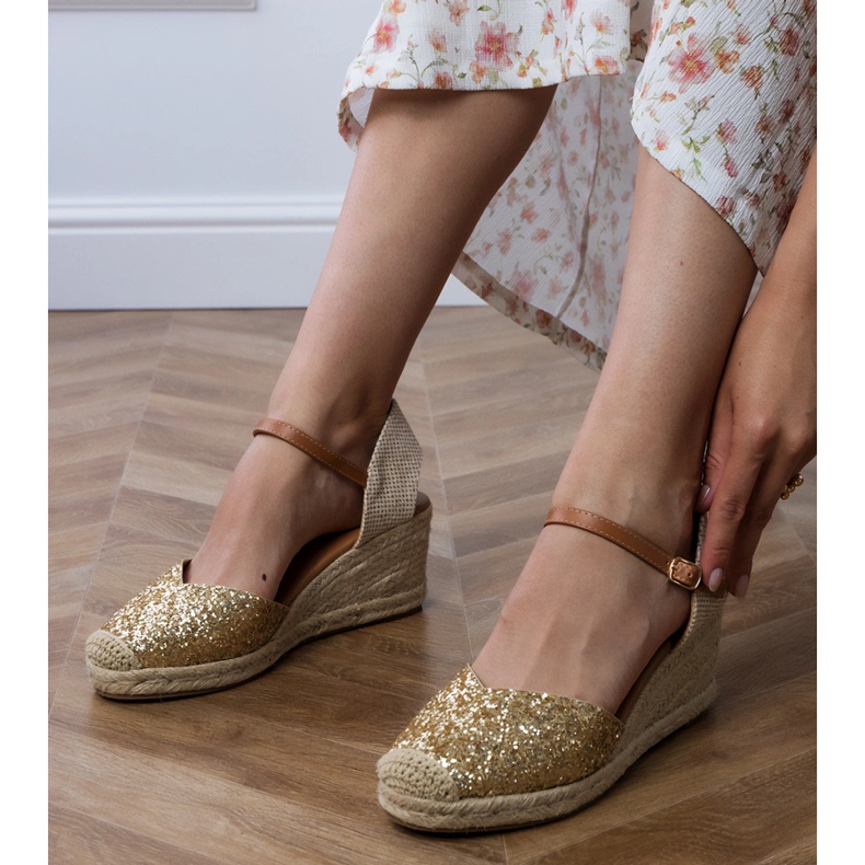 Kultaiset brokaatin sandaalit kiilassa kultainen 2