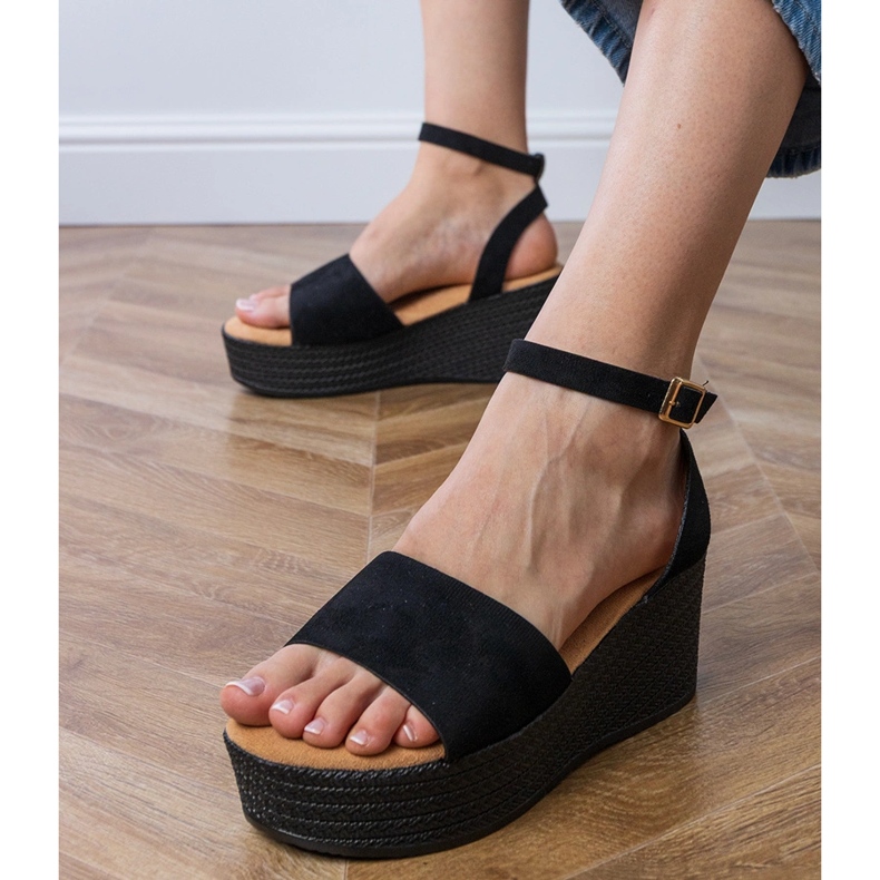 Mustat sandaalit Ekozamsz -alustalla 2