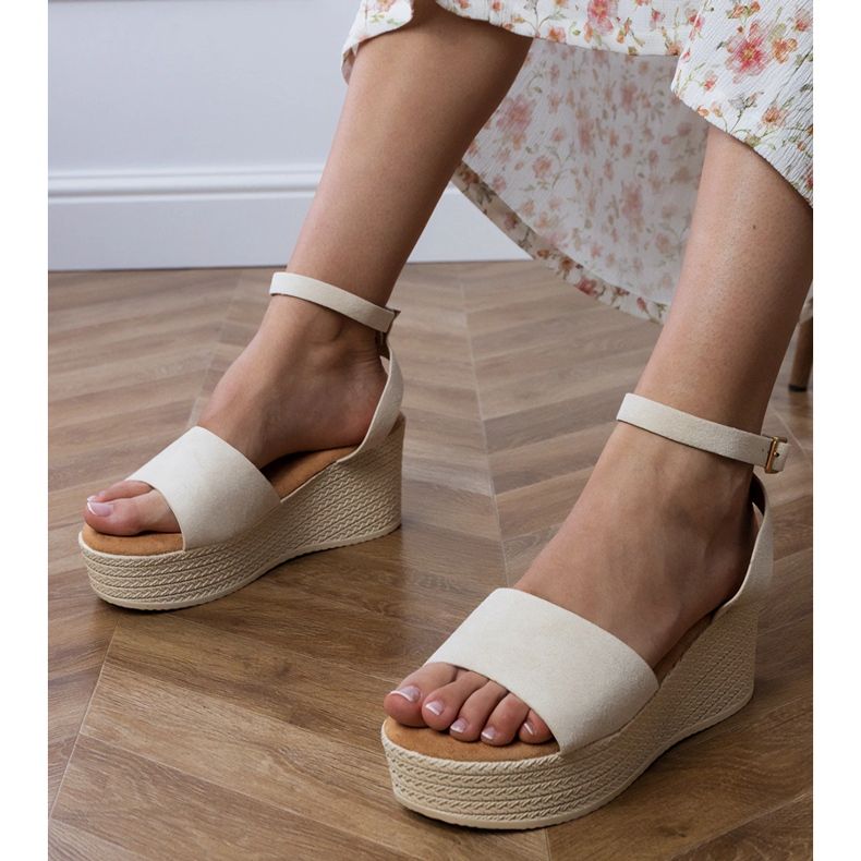 Beige -sandaalit Ekozamsz -alustalla 1