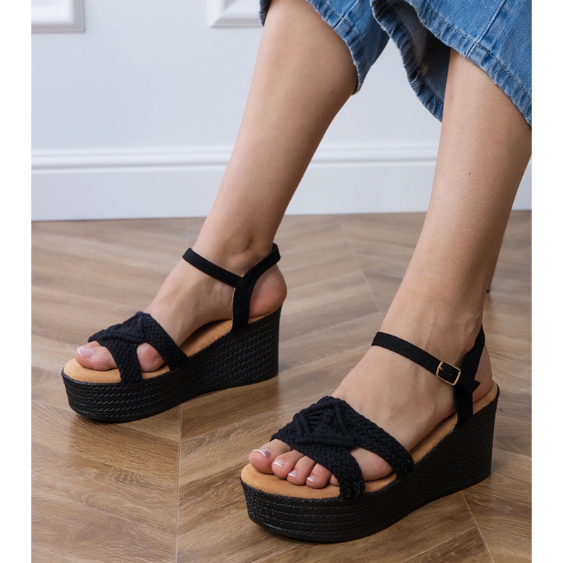 Mustat sandaalit laiturilla sidotulla hihnalla 1