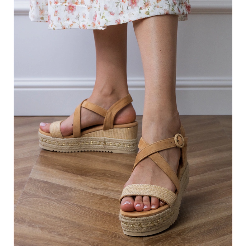 Beige -sandaalit espadrilles kiilalla 2