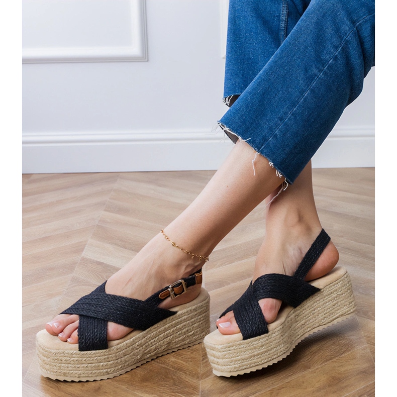 Mustat espadrilles -sandaalit laiturilla raidoilla 1