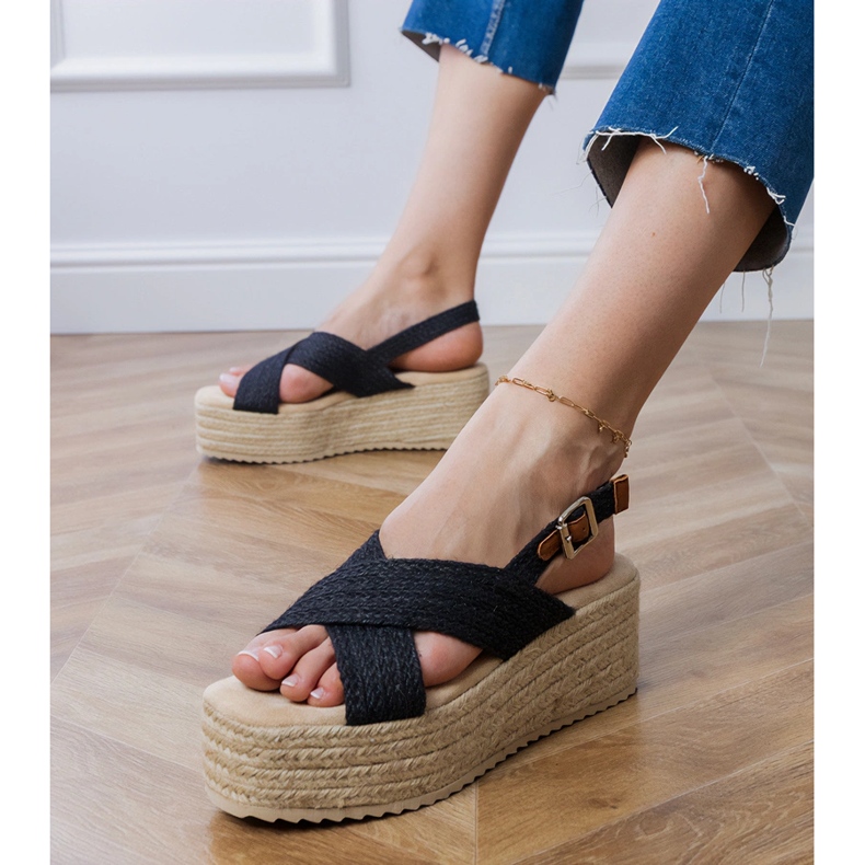 Mustat espadrilles -sandaalit laiturilla raidoilla 2