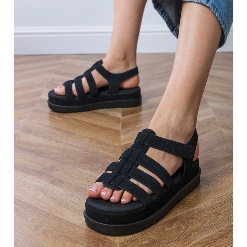 Mustat gladiaattorin sandaalit laiturilla 2