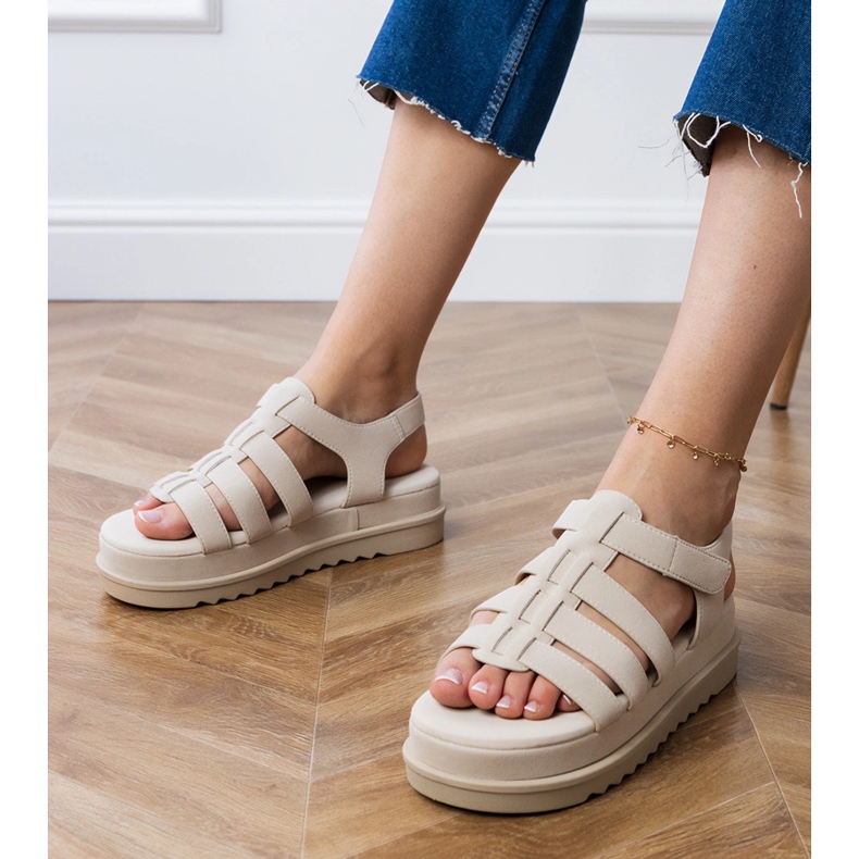 Beige gladiaattori sandaalit laiturilla 1