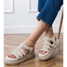 Beige gladiaattori sandaalit laiturilla 2