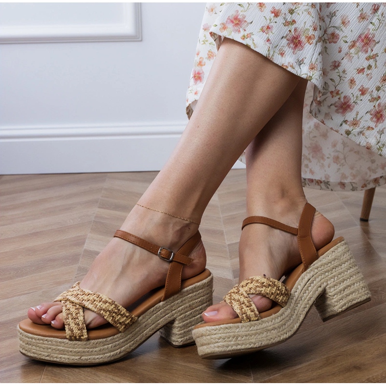 Brown -sandaalit, jotka on pakko postitse ruskea 1