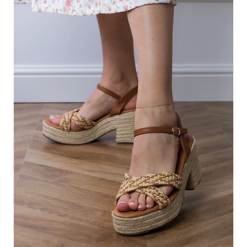 Brown -sandaalit, jotka on pakko postitse ruskea 2