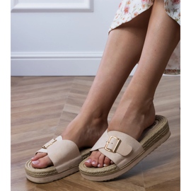 Beige flip flops lavalla solki baarissa 2