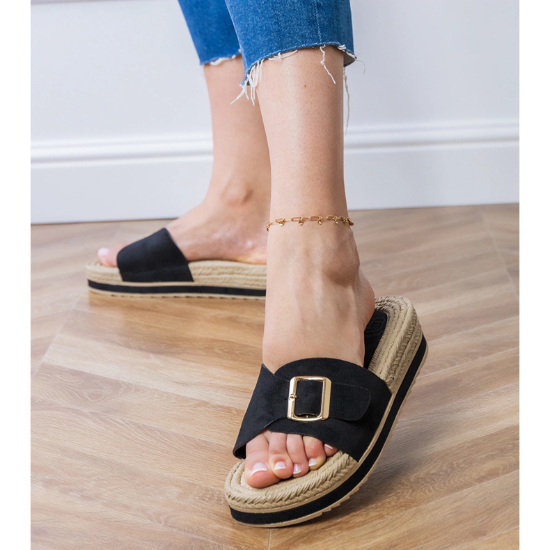 Mustat flip flops lavalla solki vyöllä 2